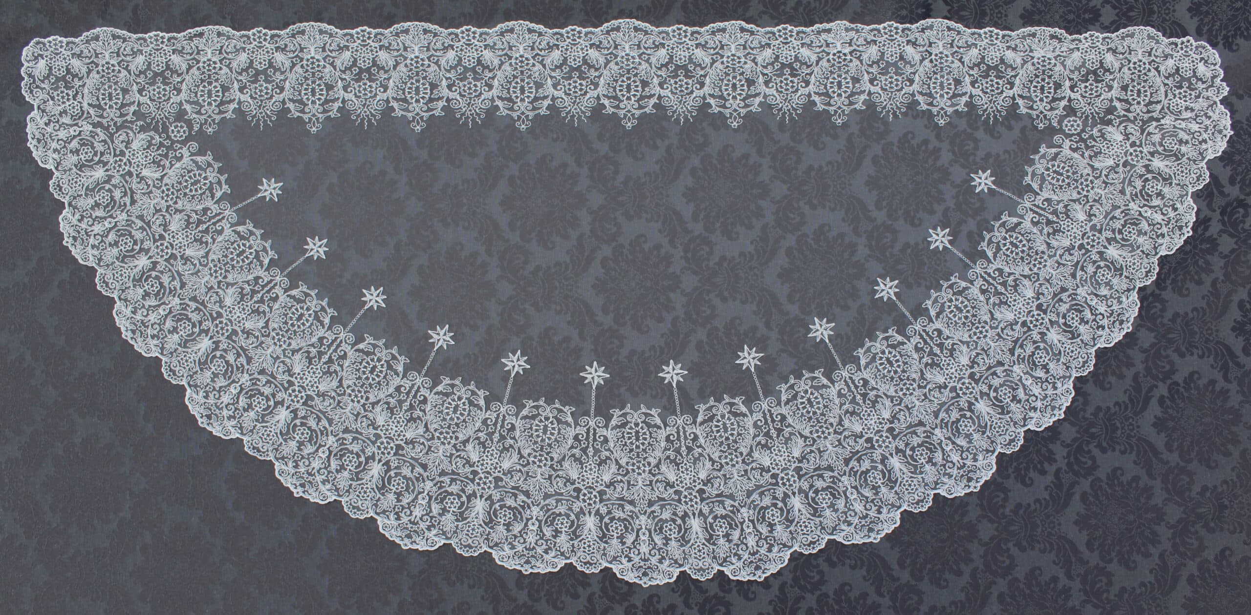Mantilla de media luna bordada sobre tul
