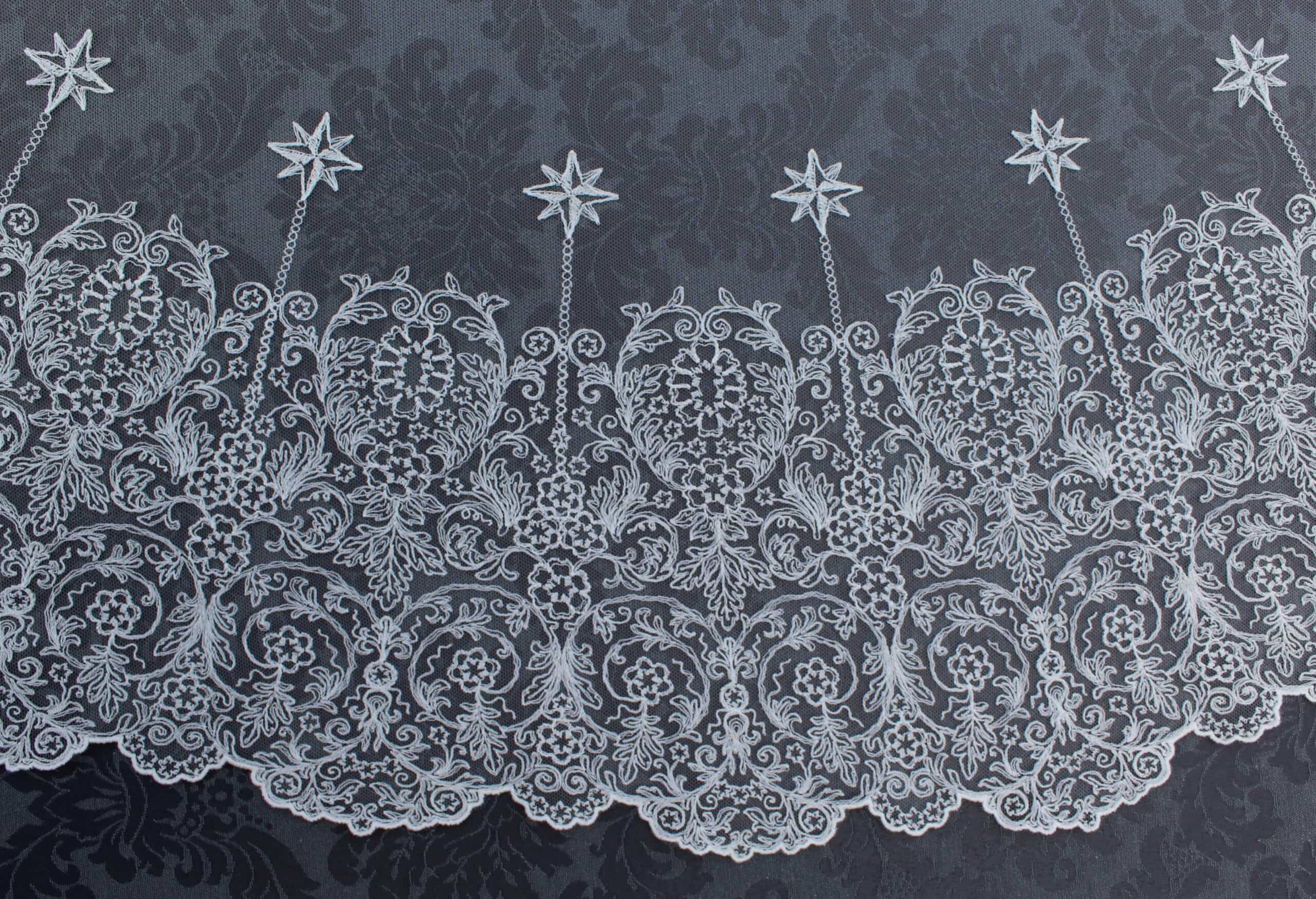 Detalle de Mantilla de media luna bordada sobre tul.