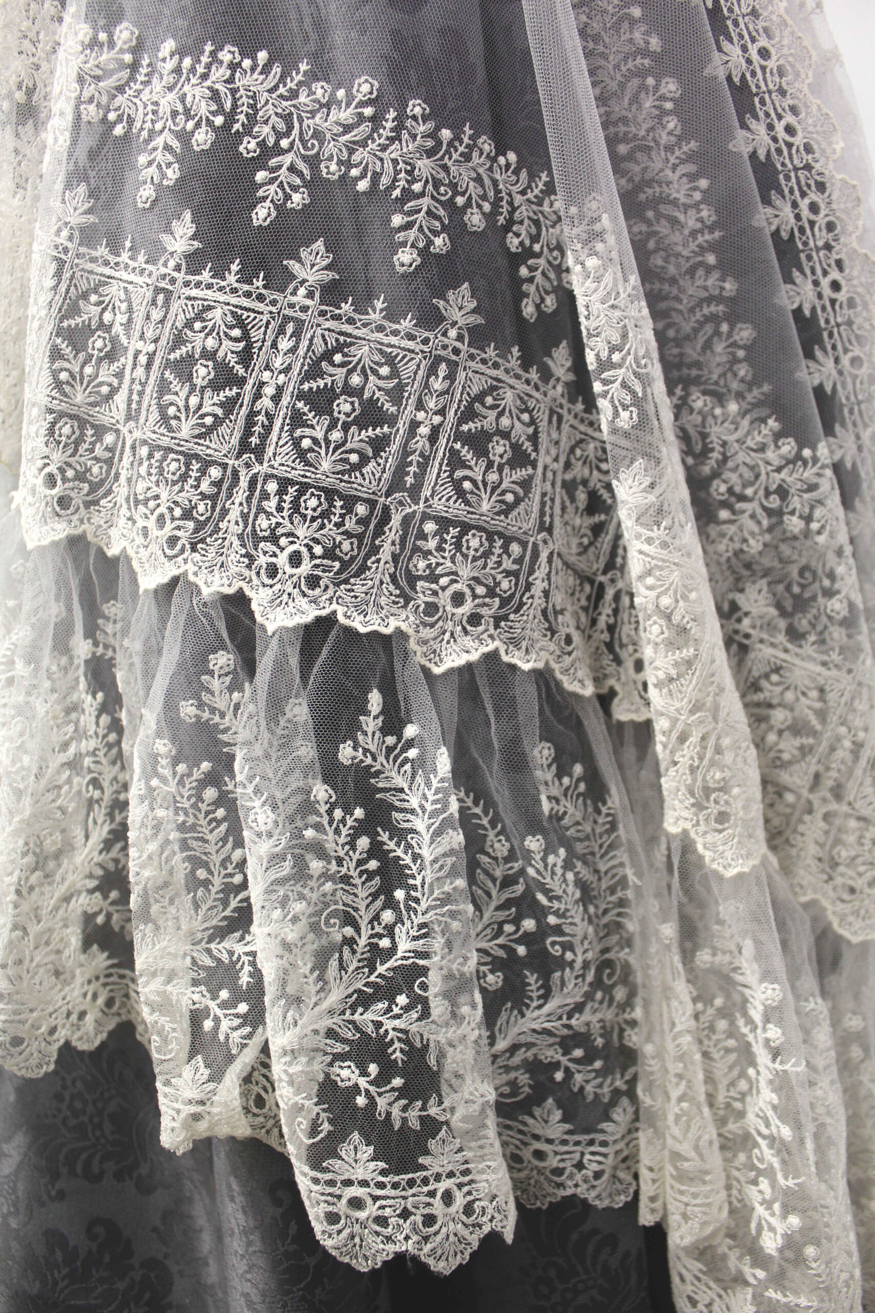 Detalle Mantilla tipo Dengue con puntilla