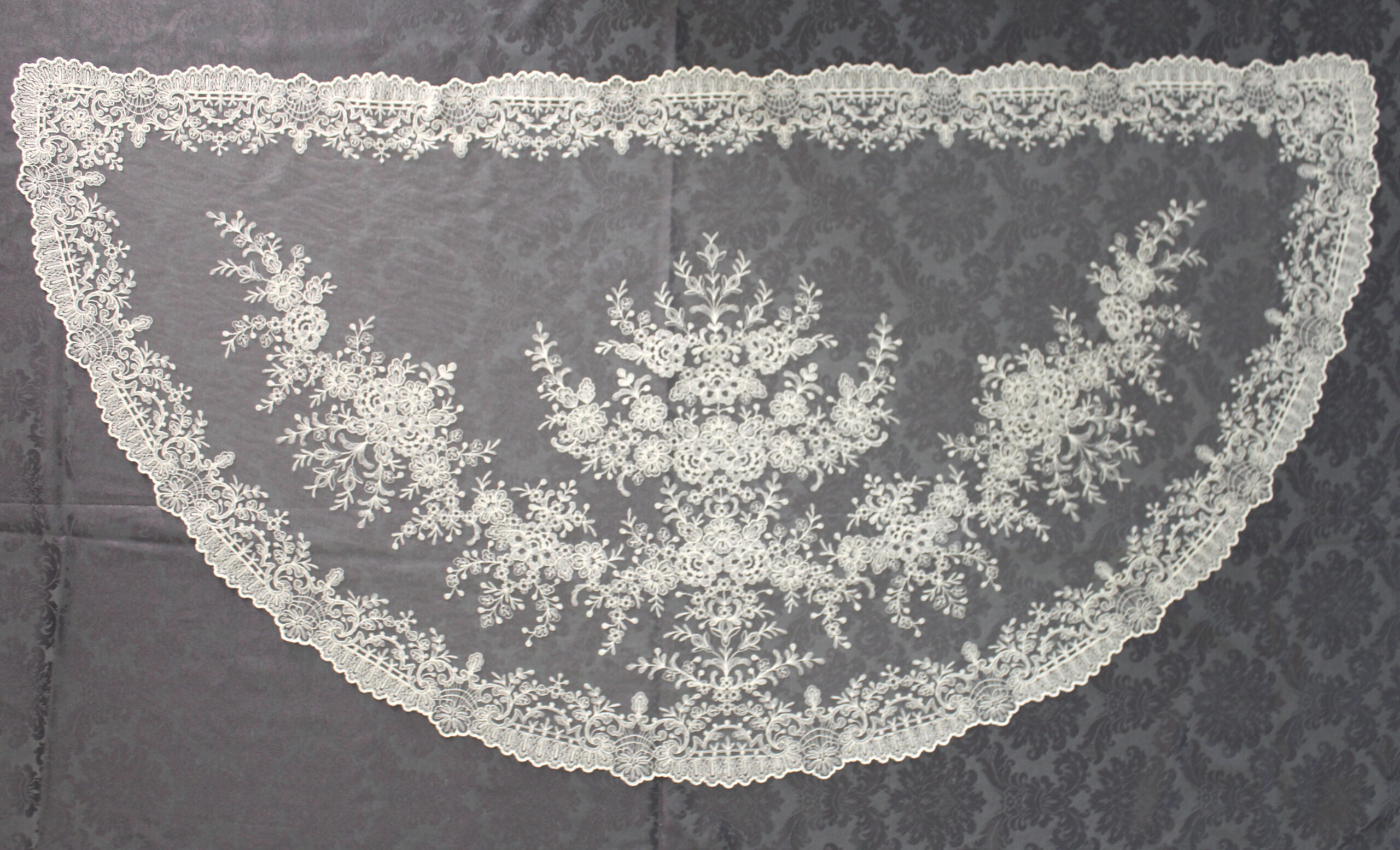 Mantilla Medialuna Hilo algodón sobre Tul