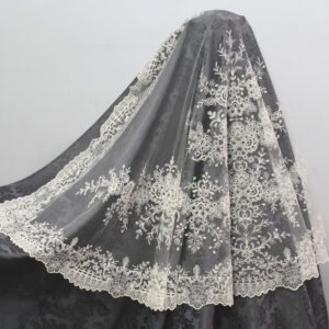 Mantilla Medialuna Hilo algodón sobre Tul