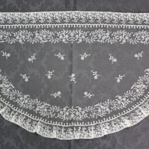 Mantilla infantil medialuna con puntilla